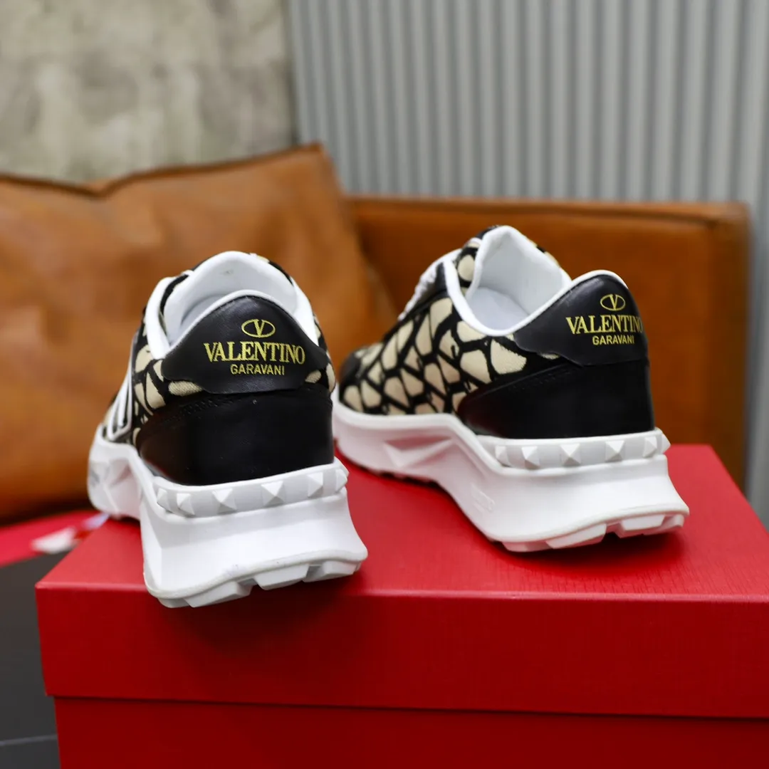 Ex-factory price: 460💰VALENTINO/Valentino 2025s men's latest low-top thick-soled sports shoes are shipped. Made with heavy industry, men's fine casual sports shoes, versatile style. Original leather, rubber lines embellished with geometric segmentation uppers, hand-sewn, novel and fashionable, rubber soles with rivet details on the front and back, VALENTINO GARAVANI LOGO printed on the side, and Valentino Garavani decorative inlay on the tongue. Logo, comfortable, breathable and durable on the feet! Comes with full original packaging! Code number: 38-39-40-41-42-43-44 (45 can be customized)